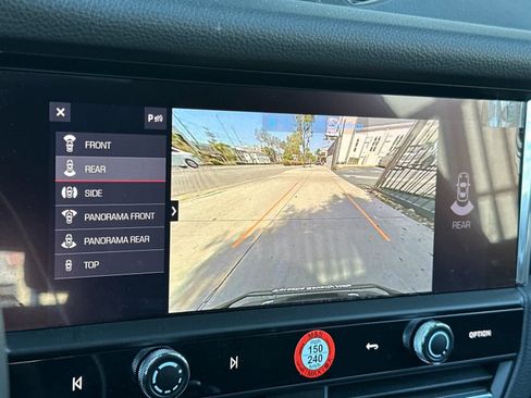 Certified 2025 Porsche Macan AWD/4WD image 22