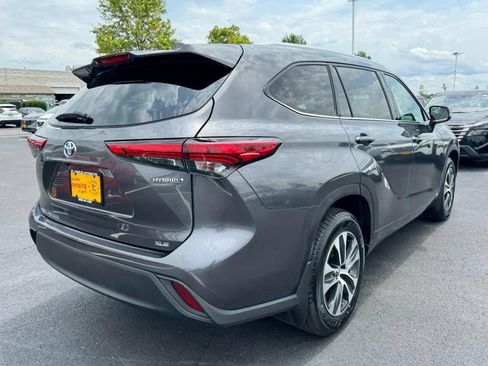 Used 2021 Toyota Highlander XLE AWD/4WD image 3