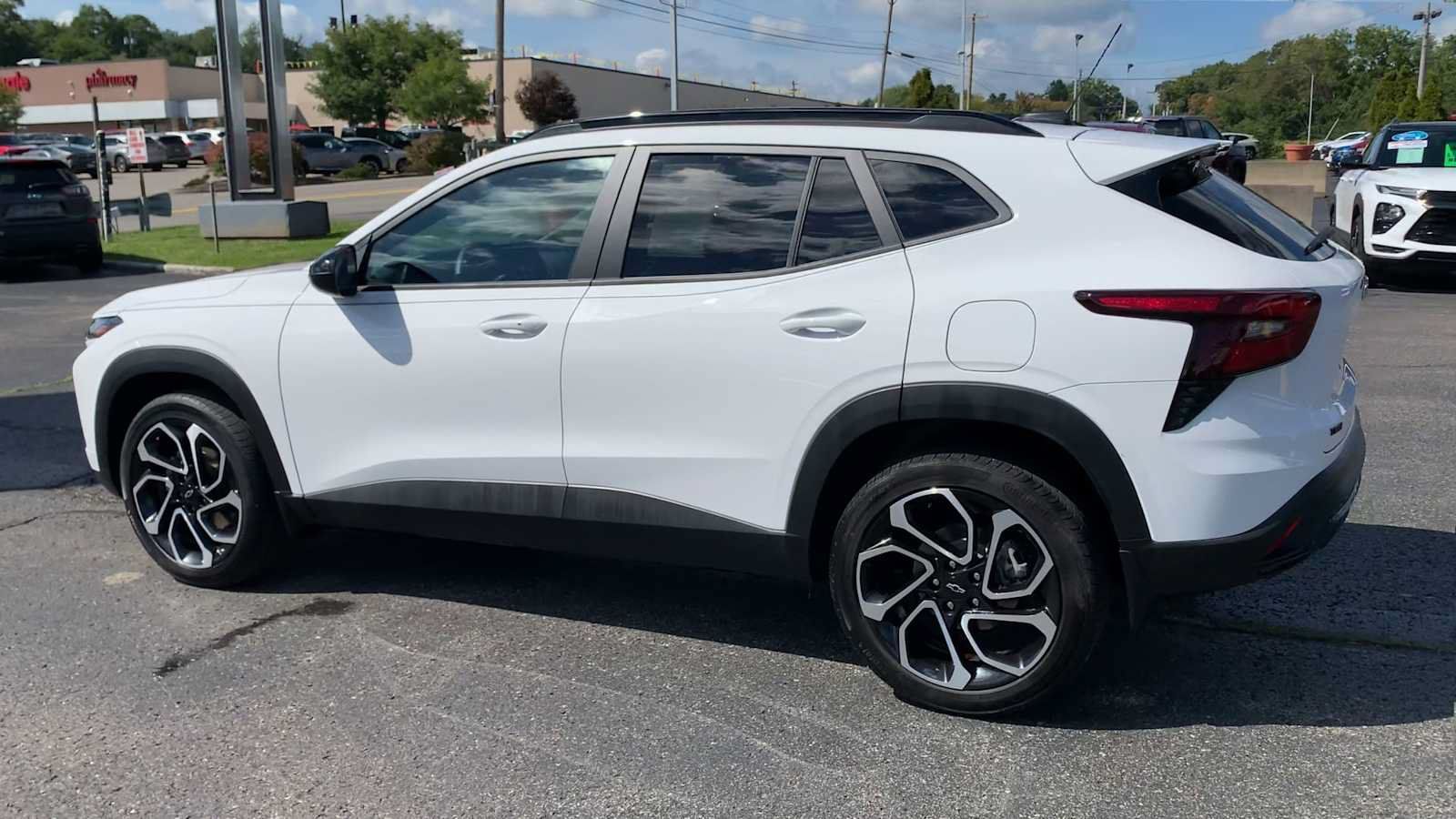 Certified 2025 Chevrolet Trax RS w/ Sunroof Package FWD image 6