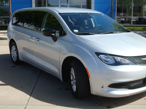 Used 2024 Chrysler Voyager LX FWD image 3
