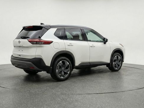 Used 2025 Nissan Rogue SV FWD image 9