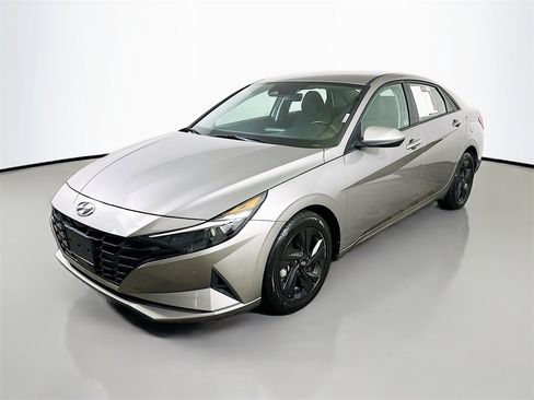 Used 2021 Hyundai Elantra SEL w/ Convenience Package image 3