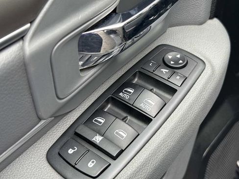 Used 2018 RAM 1500 SLT AWD/4WD image 10