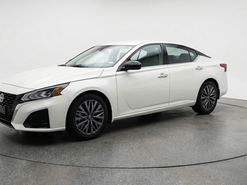 Used 2025 Nissan Altima 2.5 SV FWD image 3