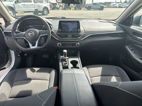 Used 2025 Nissan Altima 2.5 SV FWD image 21