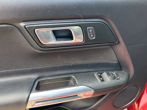 Used 2018 Ford Mustang Coupe RWD image 12