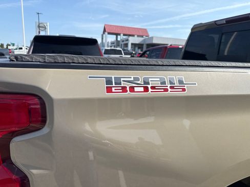Used 2022 Chevrolet Silverado 1500 LT Trail Boss w/ LT Trail Boss Premium Package AWD/4WD image 7