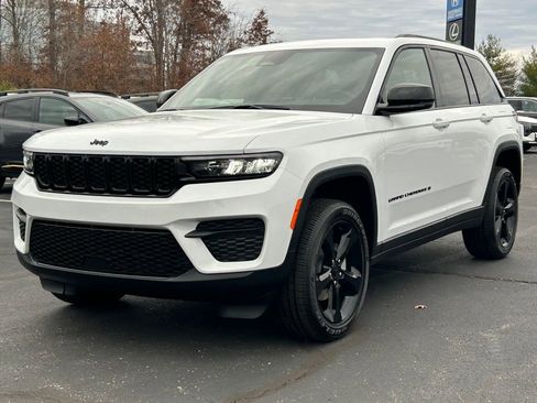 New 2025 Jeep Grand Cherokee Altitude image 3