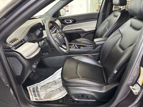 Used 2024 Jeep Compass Limited image 15