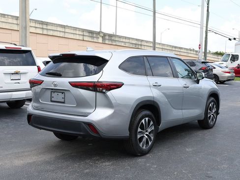 Used 2023 Toyota Highlander XLE FWD image 4