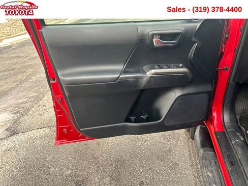 Used 2016 Toyota Tacoma TRD Sport image 11