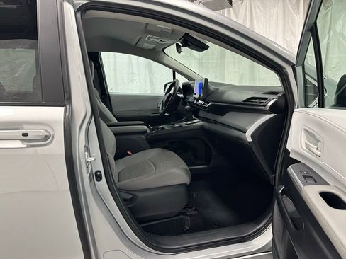 Used 2025 Toyota Sienna LE image 62