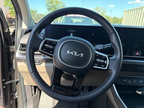 Used 2025 Kia Carnival FWD image 15