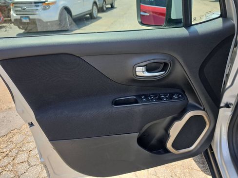 Used 2016 Jeep Renegade Latitude AWD/4WD image 8