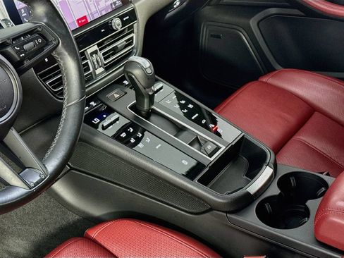Certified 2024 Porsche Macan AWD/4WD image 21
