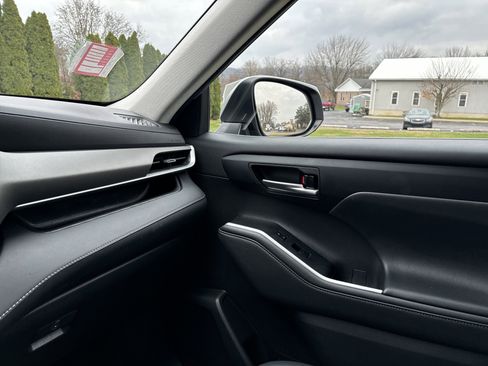 Used 2021 Toyota Highlander XLE image 24