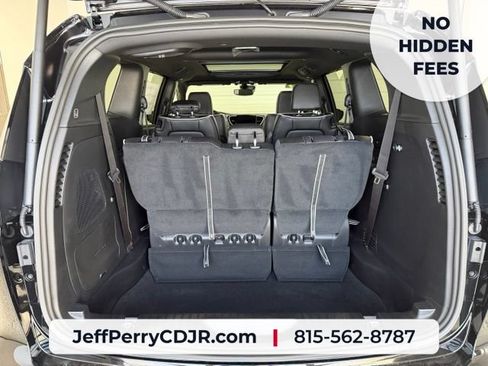 New 2027 Chrysler Pacifica Limited w/ Family Tech Group AWD/4WD image 32