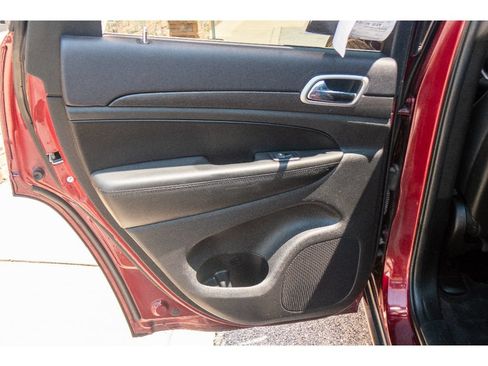 Used 2018 Jeep Grand Cherokee Laredo AWD/4WD image 17