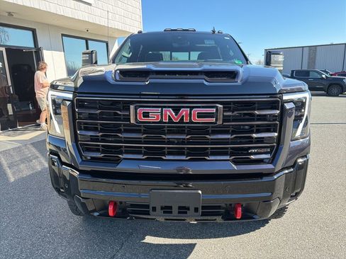 Used 2025 GMC Sierra 2500 AT4X image 9