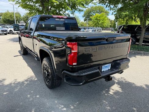 Used 2024 Chevrolet Silverado 2500 LT w/ Midnight Edition AWD/4WD image 3