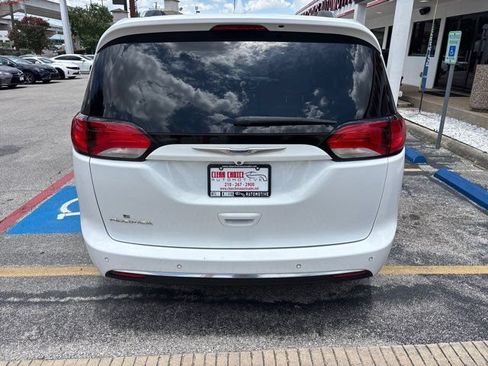 Used 2019 Chrysler Pacifica Touring-L Plus w/ Tire & Wheel Group FWD image 5