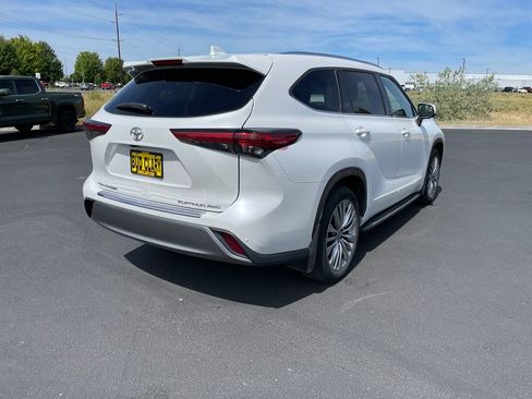 Used 2023 Toyota Highlander Platinum AWD/4WD image 3