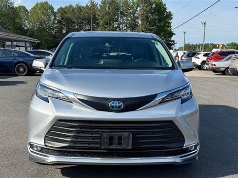 Used 2023 Toyota Sienna XLE AWD/4WD image 3