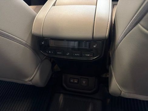 Used 2024 Toyota Highlander Platinum AWD/4WD image 38