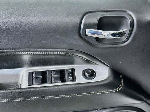 Used 2017 Jeep Compass Latitude FWD image 15