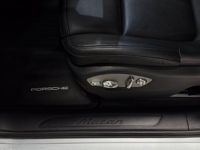 Certified 2024 Porsche Macan AWD/4WD image 25