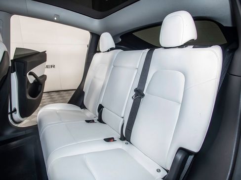 Used 2021 Tesla Model Y Long Range image 19