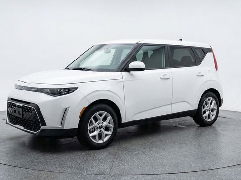 Used 2025 Kia Soul LX w/ LX Technology Package image 3