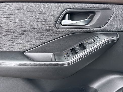 Used 2022 Nissan Rogue SV image 5