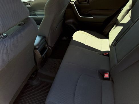 Used 2021 Toyota RAV4 LE AWD/4WD image 17
