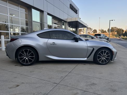 Used 2023 Toyota GR86 w/ ALL Weather Mat Package (TMS) RWD image 9