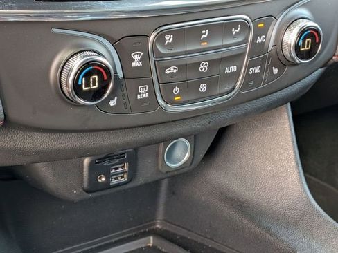 Used 2023 Chevrolet Traverse RS image 22