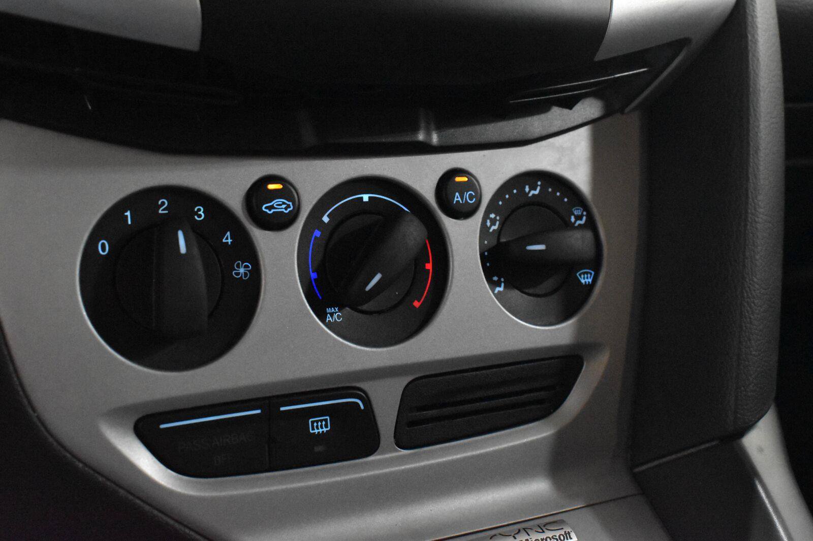 Used 2014 Ford Focus SE w/ SE Winter Package FWD image 14