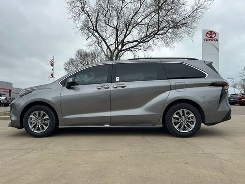 New 2026 Toyota Sienna XLE FWD image 2