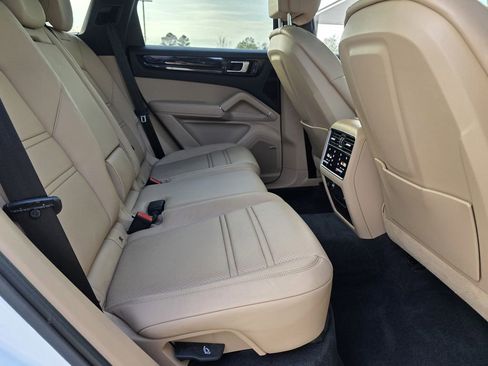 Used 2022 Porsche Cayenne image 38