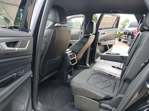Used 2024 Volkswagen Atlas Cross Sport SE AWD/4WD image 20