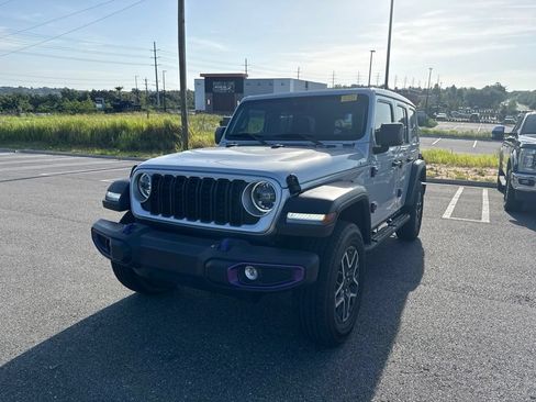 Used 2024 Jeep Wrangler Unlimited Sahara AWD/4WD image 5