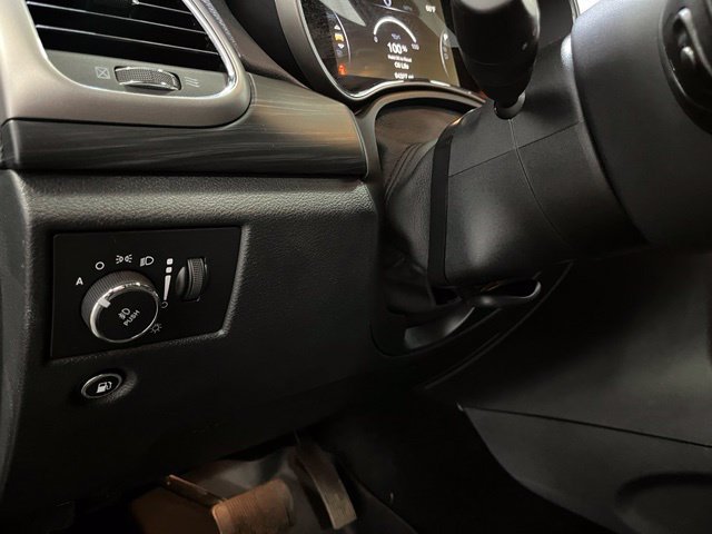 Used 2020 Jeep Grand Cherokee Altitude AWD/4WD image 17