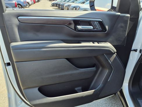 Used 2025 Chevrolet Suburban Z71 AWD/4WD image 16