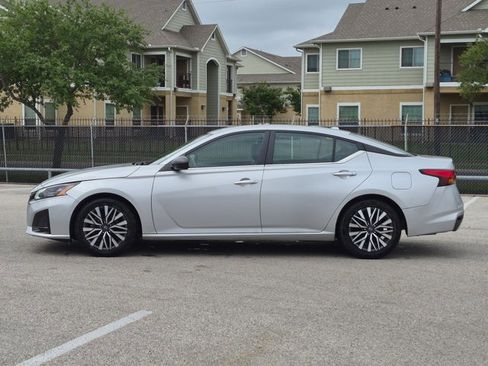 Used 2024 Nissan Altima 2.5 SV FWD image 8