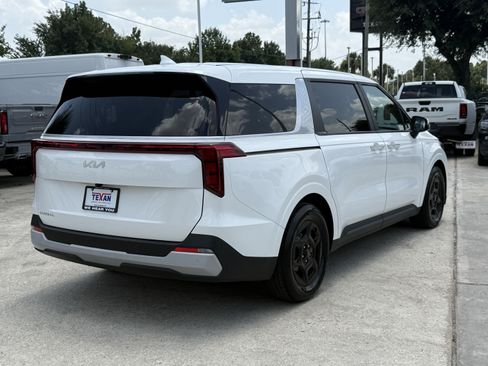Used 2025 Kia Carnival FWD image 5