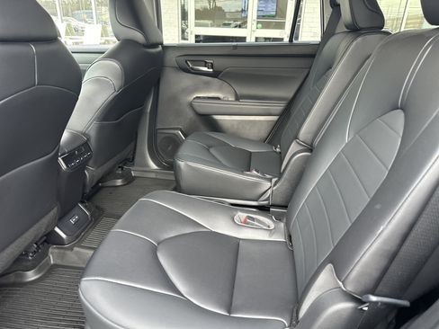 Used 2023 Toyota Highlander XLE image 12