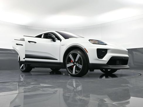 Certified 2025 Porsche Macan 4S Electric AWD/4WD image 40