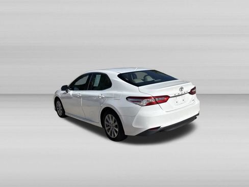 Used 2018 Toyota Camry LE w/ Moonroof Package FWD image 5
