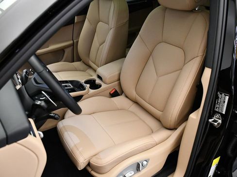 Certified 2025 Porsche Macan AWD/4WD image 40