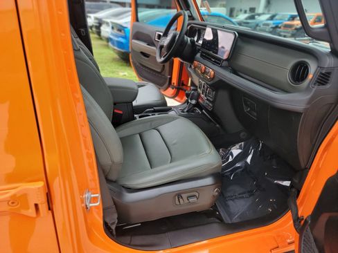Used 2025 Jeep Gladiator Mojave AWD/4WD image 14